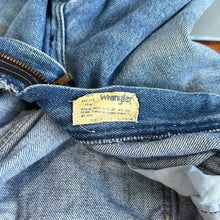 Load image into Gallery viewer, Wrangler Lightwash Jean Pants

