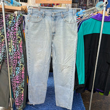 Load image into Gallery viewer, Levi’s 550 Light Wash Denim Jeans
