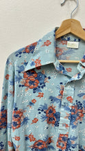 Load image into Gallery viewer, Blue &amp; Red Floral Button-Up
