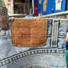 Load image into Gallery viewer, Levi’s 550 Light Wash Denim Jeans
