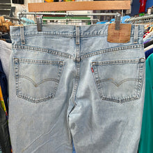 Load image into Gallery viewer, Levi’s 550 Light Wash Denim Jeans
