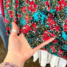 Load image into Gallery viewer, Worthington Floral Femme Button Up
