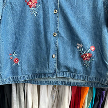 Load image into Gallery viewer, Floral Femme Button Up
