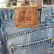 Load image into Gallery viewer, Levi’s 550 Light Wash Denim Jeans
