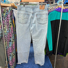 Load image into Gallery viewer, Levi’s 550 Light Wash Denim Jeans
