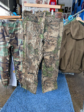 Load image into Gallery viewer, Cabela’s Realtree Camo Pants
