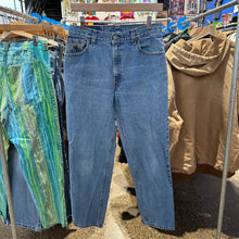 Load image into Gallery viewer, Levi’s 550 Jean Pants
