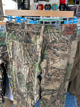 Load image into Gallery viewer, Cabela’s Realtree Camo Pants
