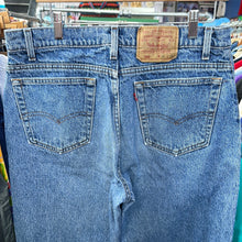 Load image into Gallery viewer, Levi’s 550 Denim Jeans
