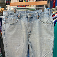 Load image into Gallery viewer, Levi’s 550 Light Wash Denim Jeans
