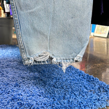 Load image into Gallery viewer, Levi’s 550 Light Wash Denim Jeans
