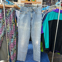 Load image into Gallery viewer, Levi’s 550 Light Wash Denim Jeans
