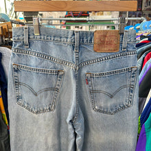 Load image into Gallery viewer, Levi’s 550 Light Wash Denim Jeans

