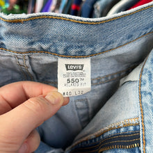 Load image into Gallery viewer, Levi’s 550 Light Wash Denim Jeans
