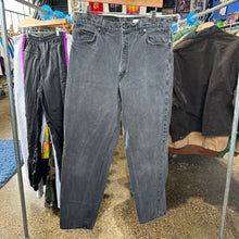 Load image into Gallery viewer, Black Levi’s 550 Denim Pants
