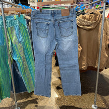 Load image into Gallery viewer, Levi’s 517 Jean Pants
