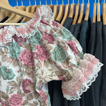 Load image into Gallery viewer, Floral Peasant Femme Top
