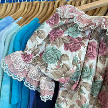 Load image into Gallery viewer, Floral Peasant Femme Top
