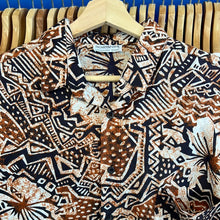 Load image into Gallery viewer, Sostanza Patterned Button Up
